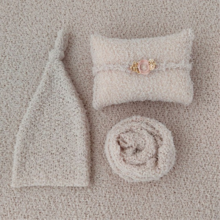 Complete Cuddly newborn set – backdrop, wrap, pillow, hat & headband - beige.jpg