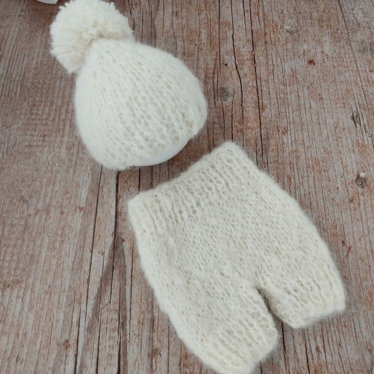 cozy-pom-pom-hat-and-shorts-for-newborn-photography.jpg
