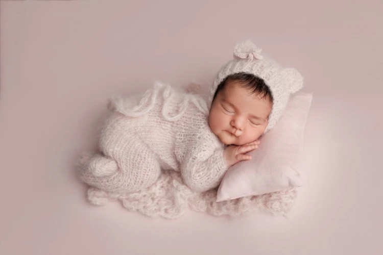 newborn photography backdrop, outfit, pillow and blanket in use - coulor nude pink.jpg