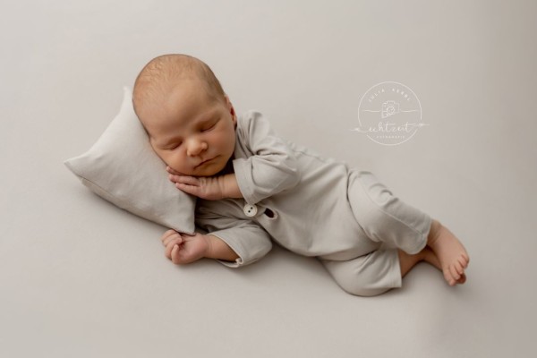 newborn-backdrop-and-wrap-from-the-collection-mila-colour-sage-in-use